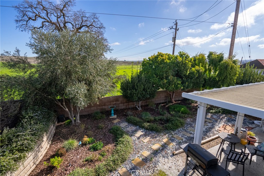 378 Lark Drive Paso Robles, CA 93446 - Photo 24 of 33 a patio with table and chairs and potted plants