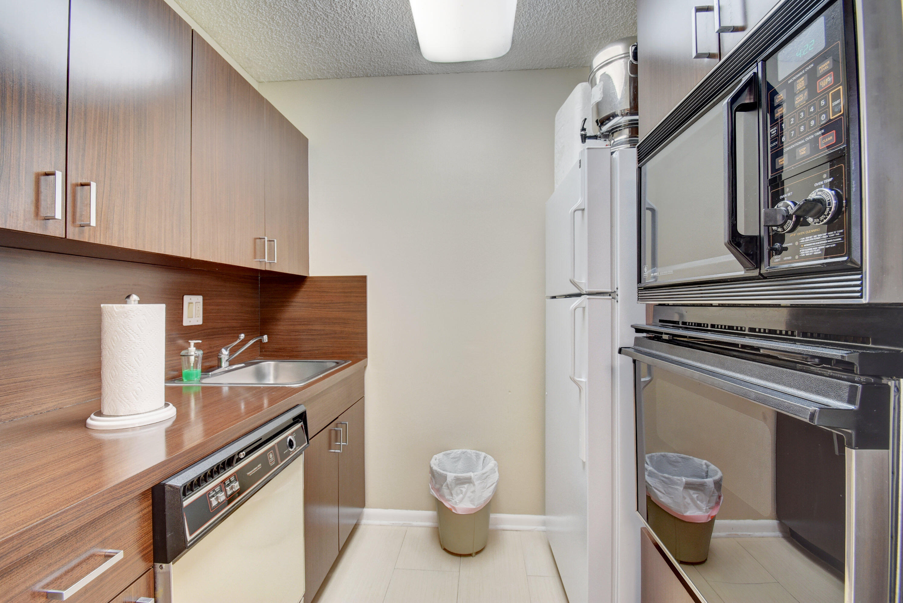 7578 Regency Lake Drive, Unit 501 Boca Raton, FL 33433 - Photo 32 of 32 a kitchen with a refrigerator and a stove