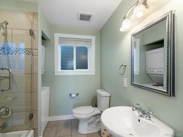 a view of a house with backyard and garden