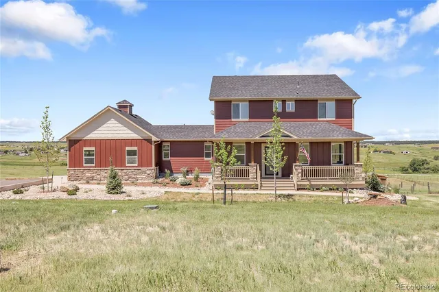 a view of a big room with closet