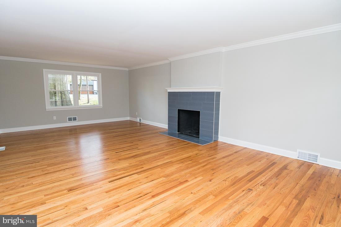 515 Hanover Road Wilmington, DE 19809 - Photo 13 of 36 SPACIOUS FAMILY ROOM W/ FIREPLACE