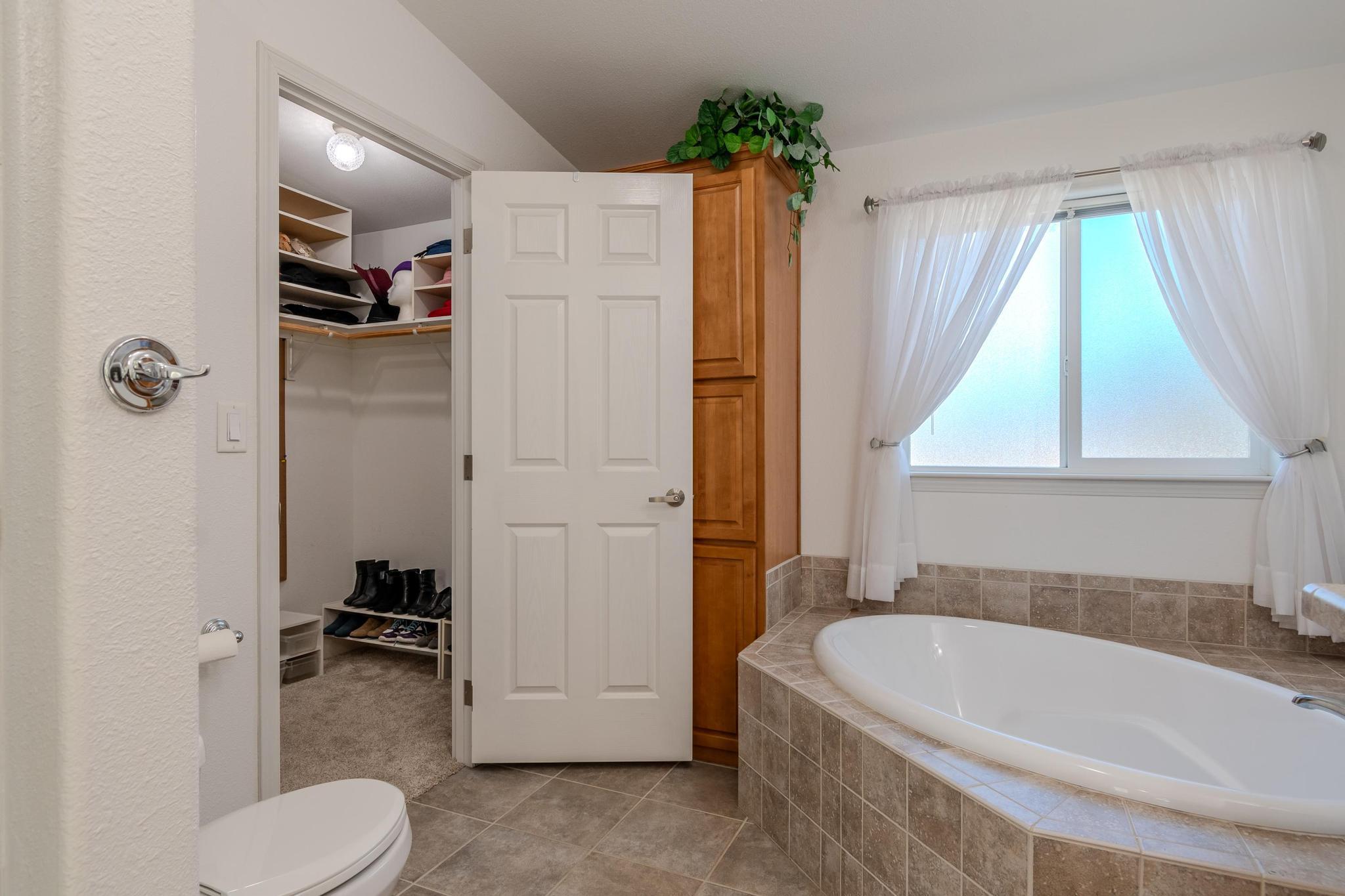 187 East Gregory Road Central Point, OR 97502 - Photo 25 of 29 a bathroom with a tub and a shower