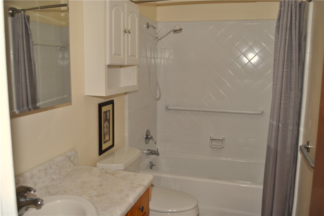 3020 Keowee School Road Seneca, SC 29672 - Photo 17 of 31 Bath - crisp white tub area with safety handles