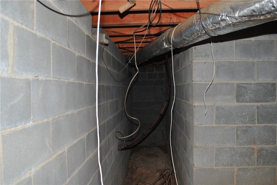 3020 Keowee School Road Seneca, SC 29672 - Photo 22 of 31 This is the crawl space below the flex room. If a