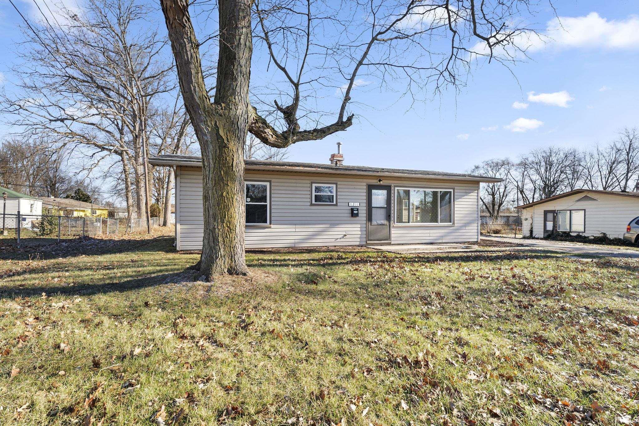 6211 Southcrest Road Fort Wayne, IN 46816 - Photo 2 of 36