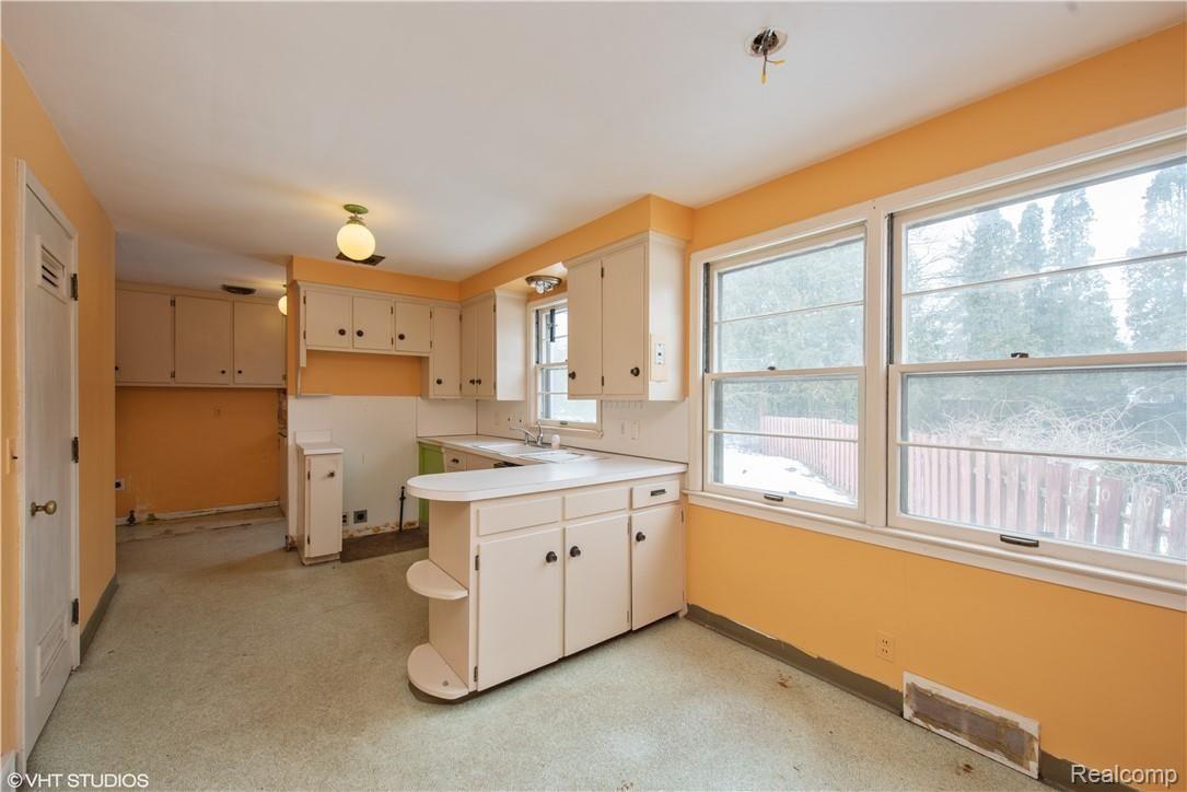 6876 Meadowlake Road Bloomfield Hills, MI 48301 - Photo 9 of 24 09_6876MEADOWLAKERD_2009_HiRes.jpg