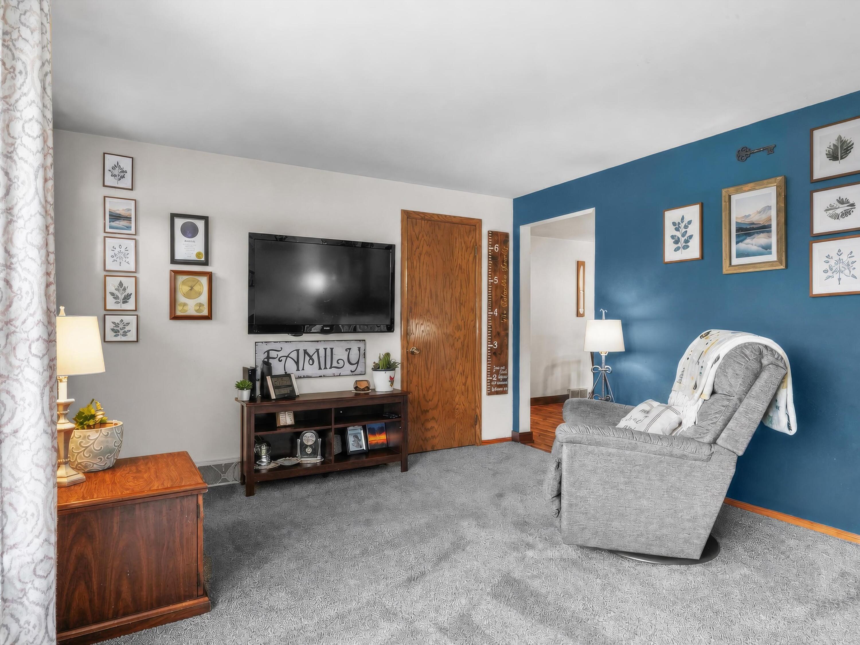 217 East Samz Road Mishicot, WI 54228 - Photo 22 of 43 25-Living Room View
