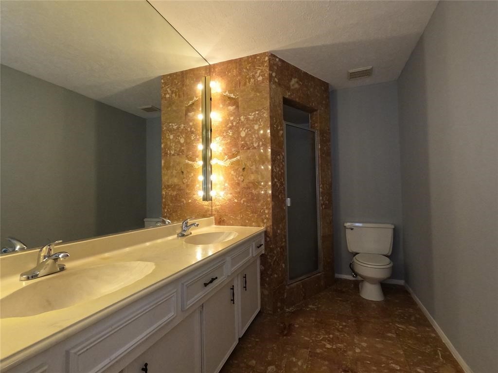 11712 South Kirkwood Road Houston, TX 77477 - Photo 18 of 30 Primary Bath Upstairs