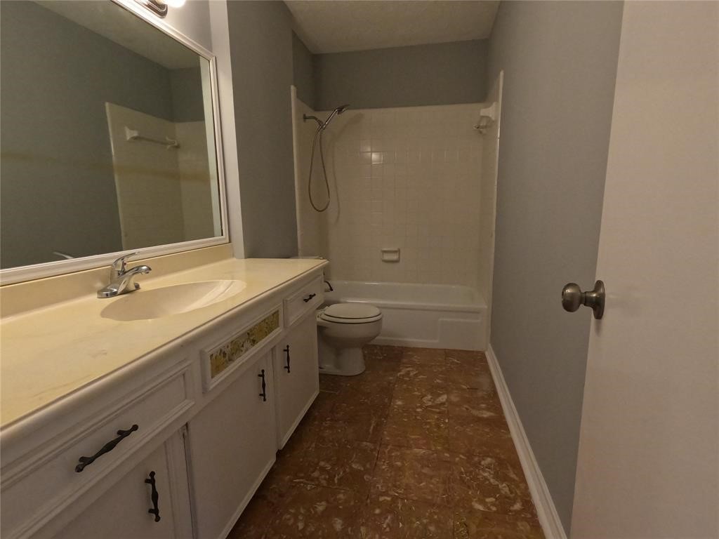 11712 South Kirkwood Road Houston, TX 77477 - Photo 26 of 30 Guest Bath