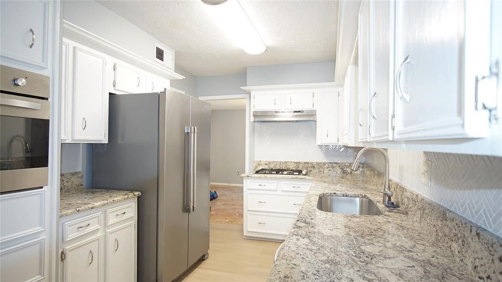 11712 South Kirkwood Road Houston, TX 77477 - Photo 5 of 30 Spacious Kitchen