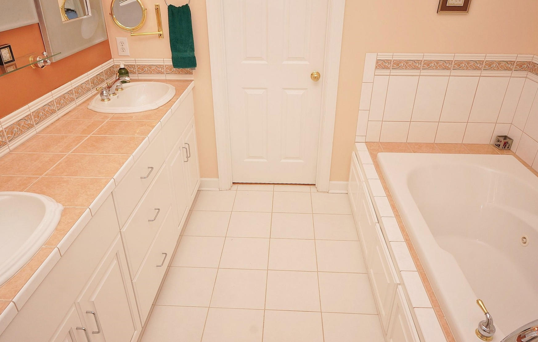 25 Claybrook Court Blue Ridge, VA 24064 - Photo 38 of 81 a bathroom with a tub sink and vanity