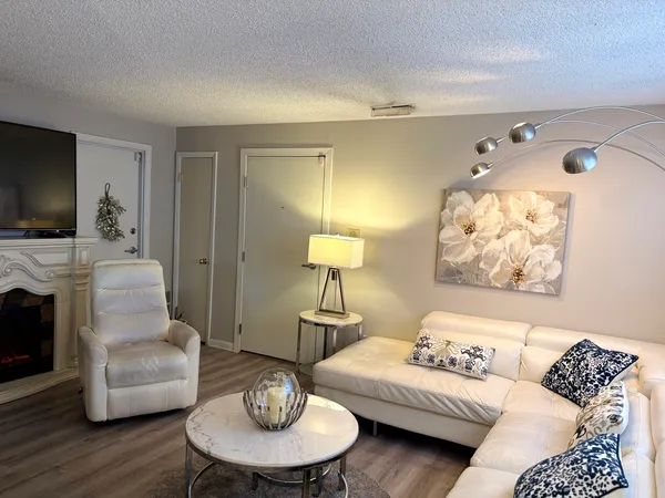 $150,000 | 9507 Kelvin Lane, Unit 2331, Schiller Park, IL 60176