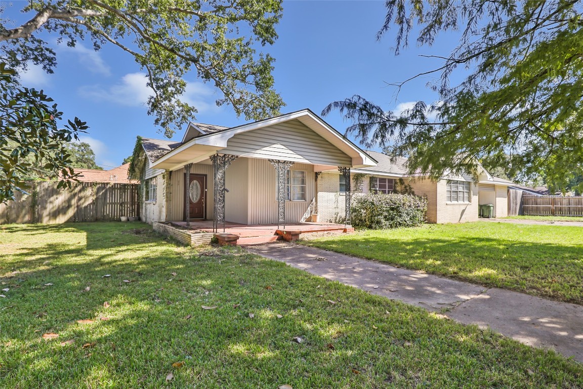 1801 Adams Street Liberty, TX 77575 - Photo 2 of 19