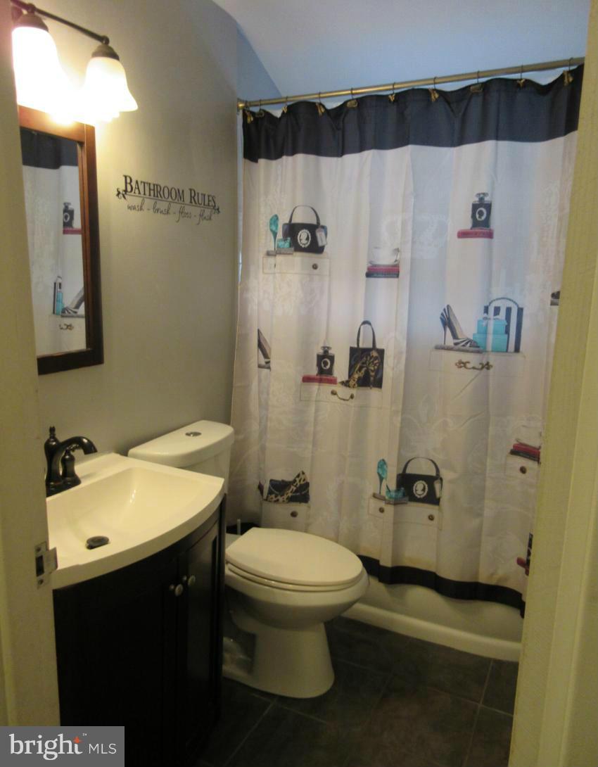 7839 Charlesmont Road Baltimore, MD 21222 - Photo 5 of 16 Bath