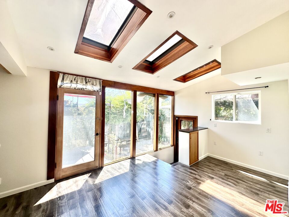 11122 Exposition Boulevard Los Angeles, CA 90064 - Photo 2 of 11