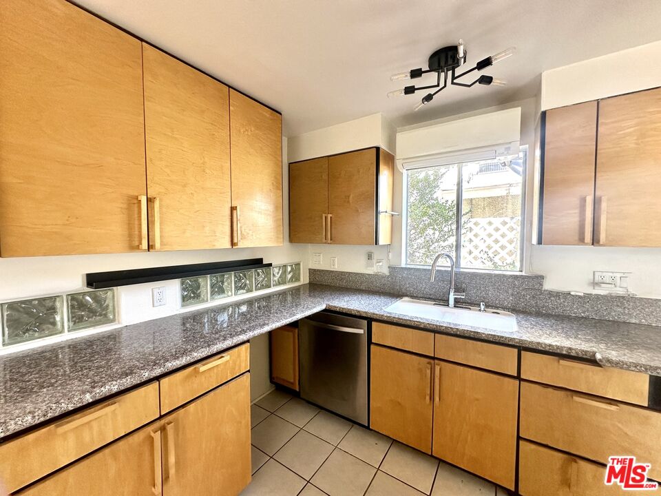 11122 Exposition Boulevard Los Angeles, CA 90064 - Photo 5 of 11