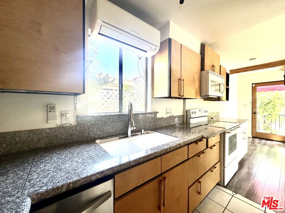11122 Exposition Boulevard Los Angeles, CA 90064 - Photo 6 of 11