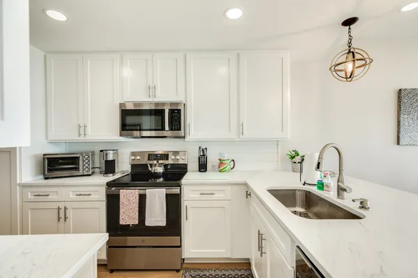 $359,000 | 7700 Seawall Boulevard, Unit 302, Galveston, TX 77551