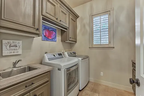 $1,595,000 | 319 South Silvershire Circle, The Woodlands, TX 77381
