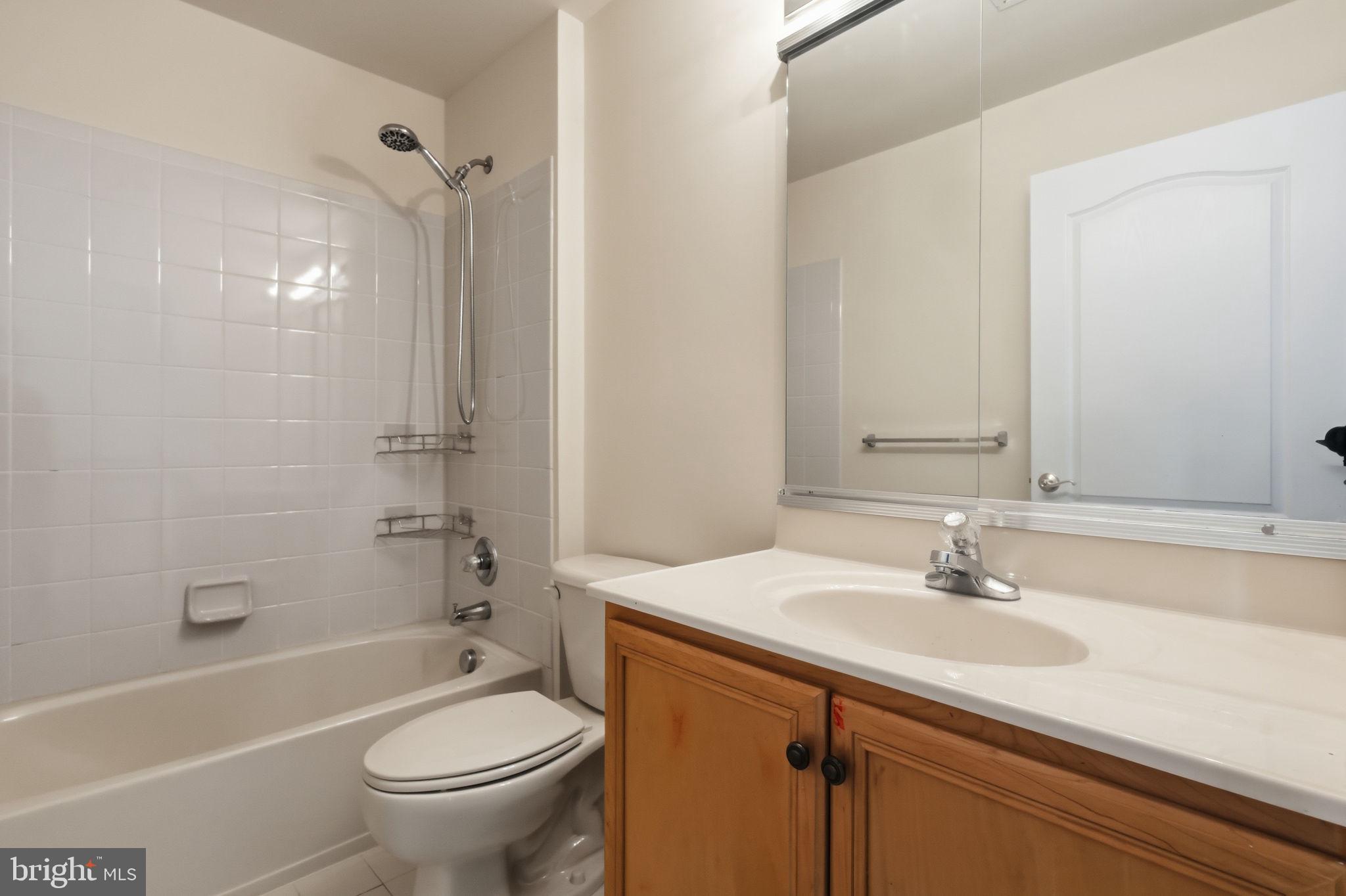 19617 Edgemont Square Ashburn, VA 20147 - Photo 36 of 65 a bathroom with a sink a toilet and a bathtub