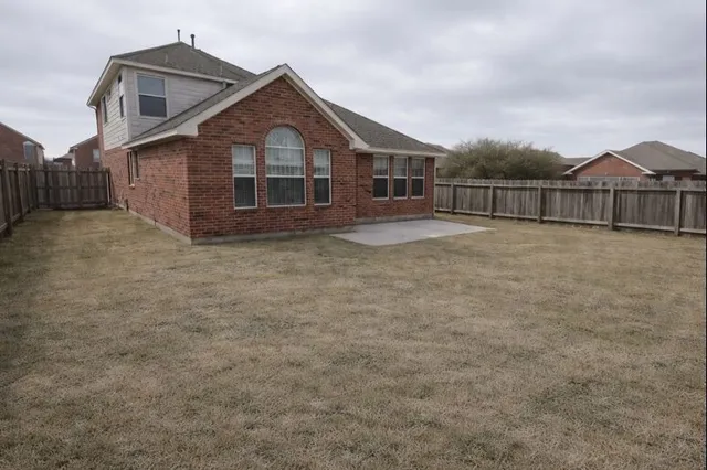 a view of a house with backyard