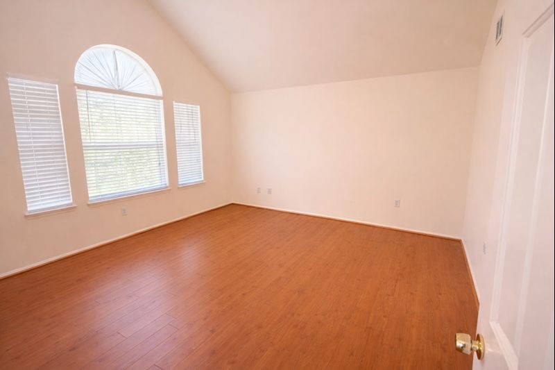 13131 Leader Trail Houston, TX 77072 - Photo 5 of 17 an empty room with a window
