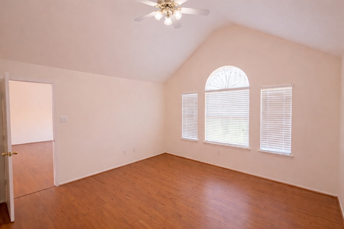 13131 Leader Trail Houston, TX 77072 - Photo 6 of 17 an empty room with a window and a ceiling fan