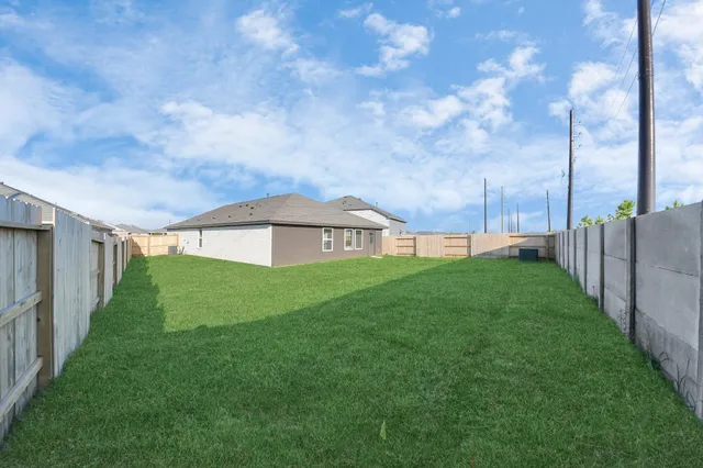 a view of a back yard