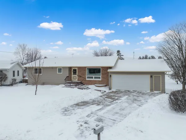 $300,000 | 845 3rd Avenue Northwest, Plainview, MN 55964