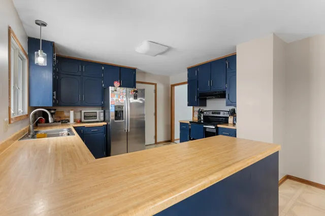 $325,000 | 845 3rd Avenue Northwest, Plainview, MN 55964