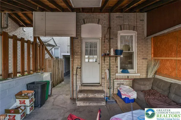 a view of entryway with outdoor seating