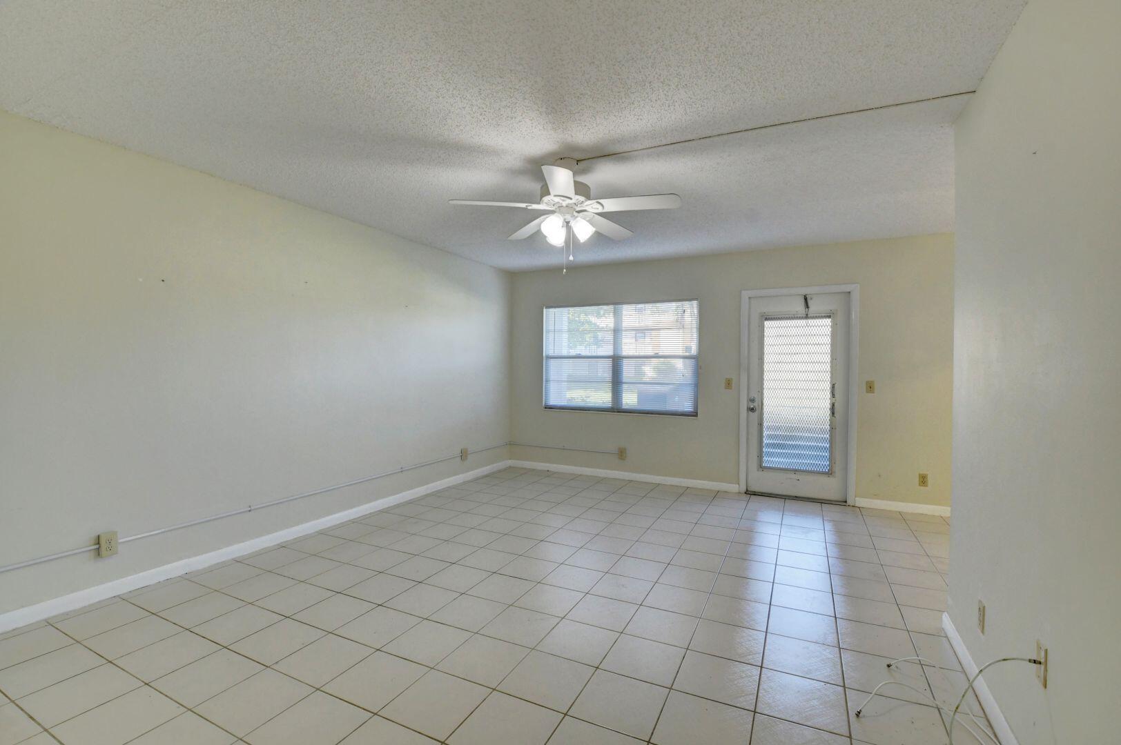 505 Mansfield M Boca Raton, FL 33434 - Photo 11 of 43 Living Area