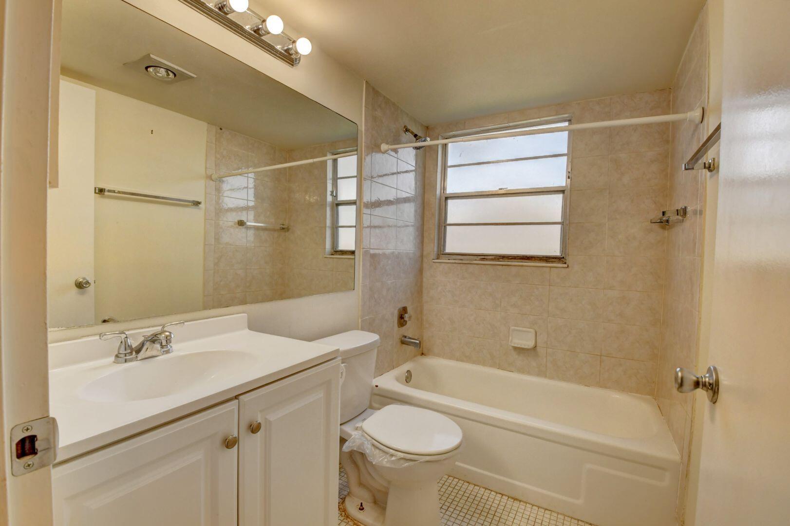 505 Mansfield M Boca Raton, FL 33434 - Photo 14 of 43 Main Bathroom