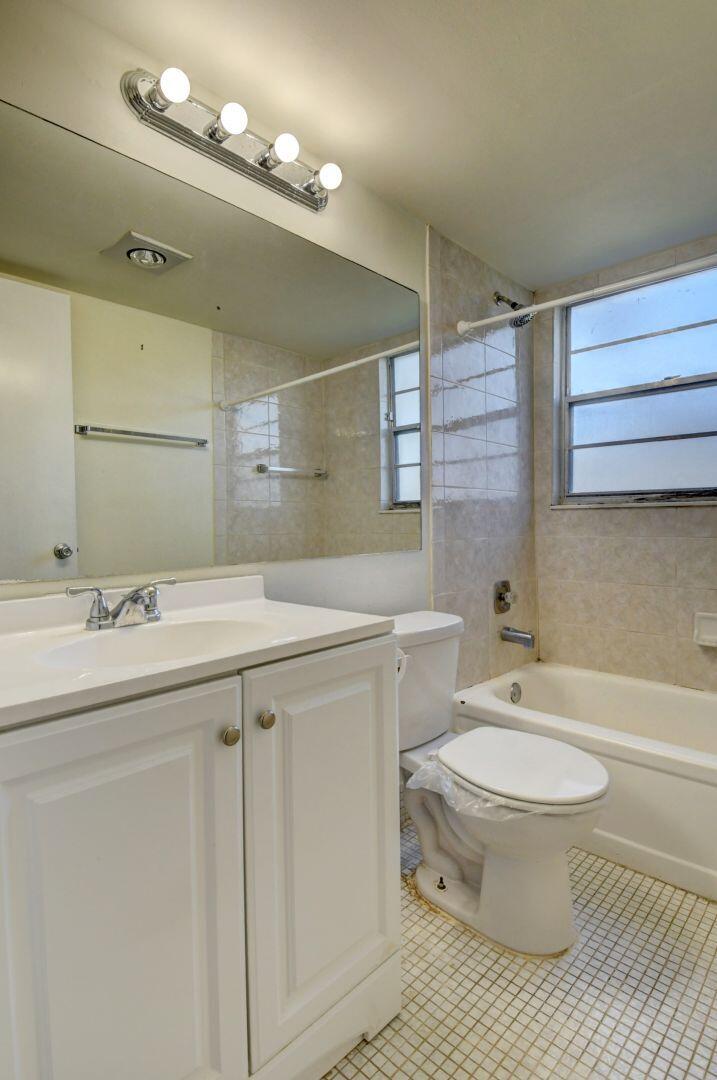 505 Mansfield M Boca Raton, FL 33434 - Photo 15 of 43 Main Bathroom