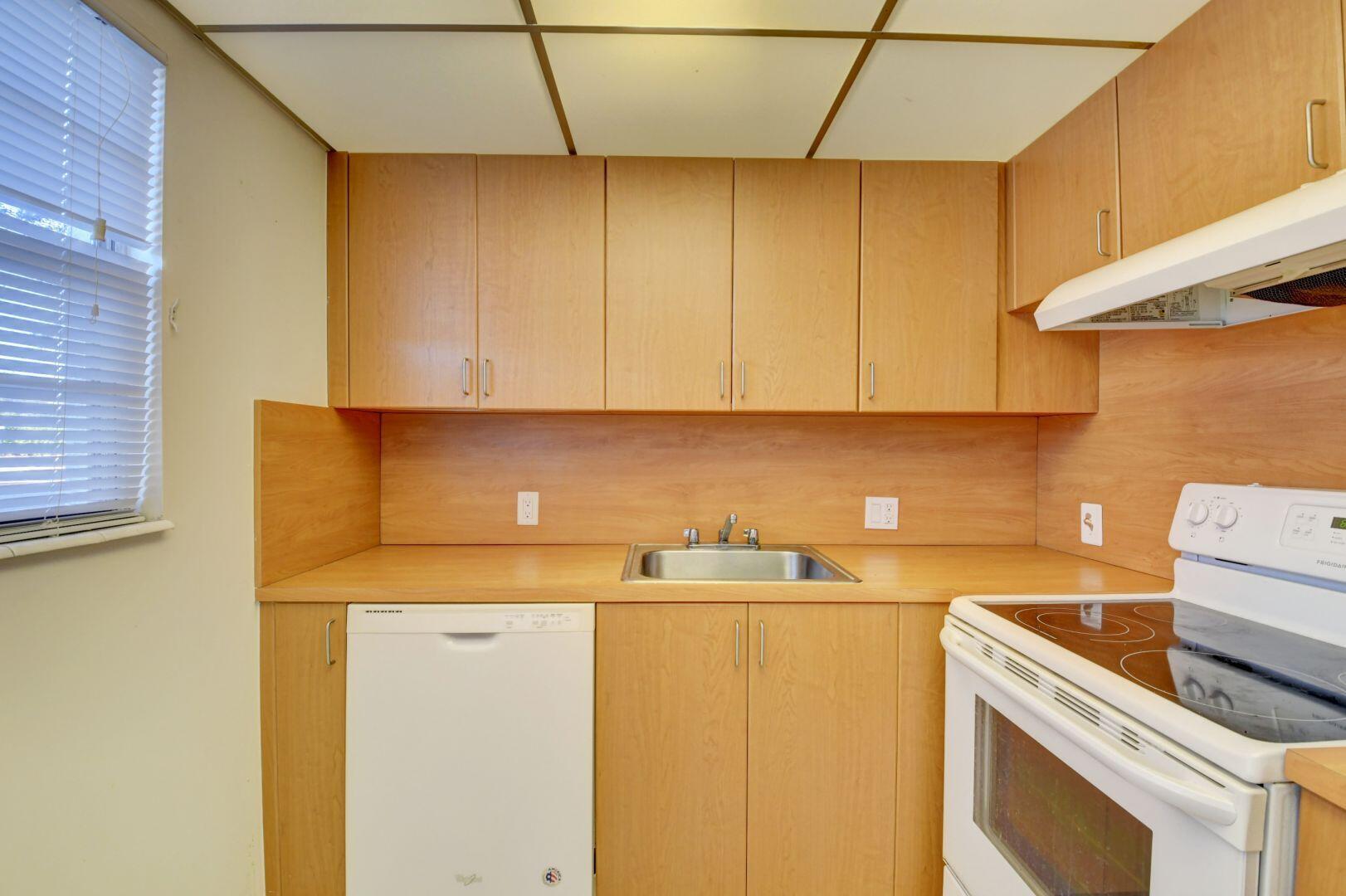 505 Mansfield M Boca Raton, FL 33434 - Photo 3 of 43 Kitchen
