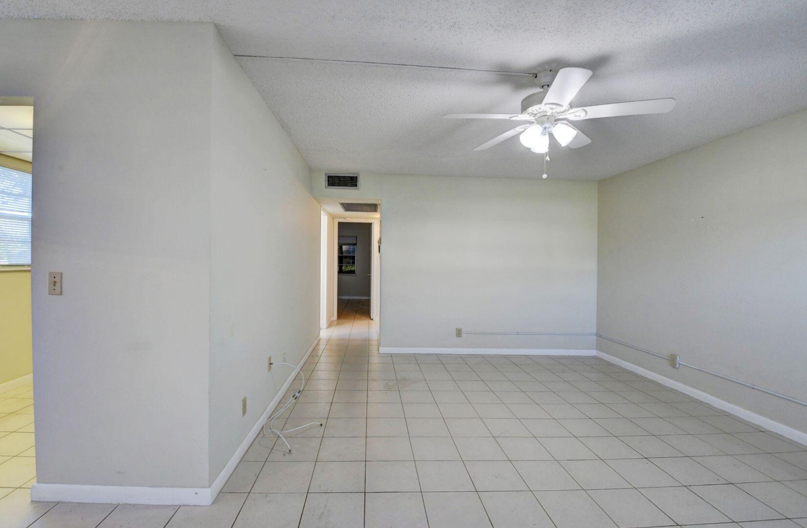 505 Mansfield M Boca Raton, FL 33434 - Photo 9 of 43 Living Area