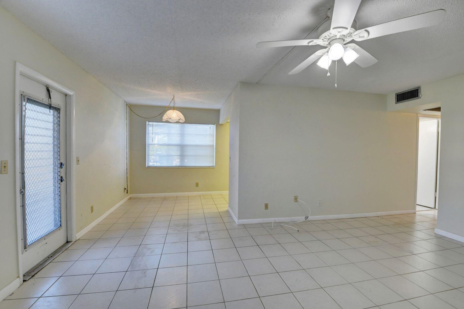 505 Mansfield M Boca Raton, FL 33434 - Photo 10 of 43 Living / Dining