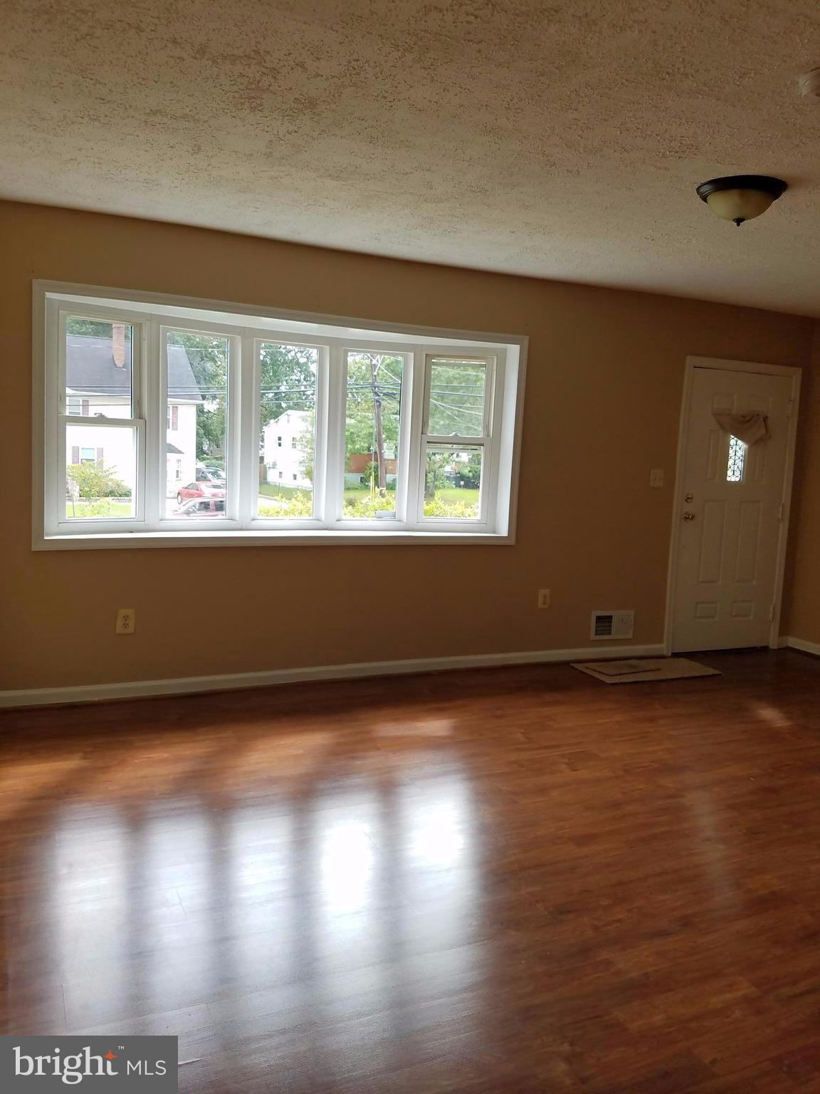 9110 Ardwick Ardmore Road Springdale, MD 20706 - Photo 4 of 17 Living Room