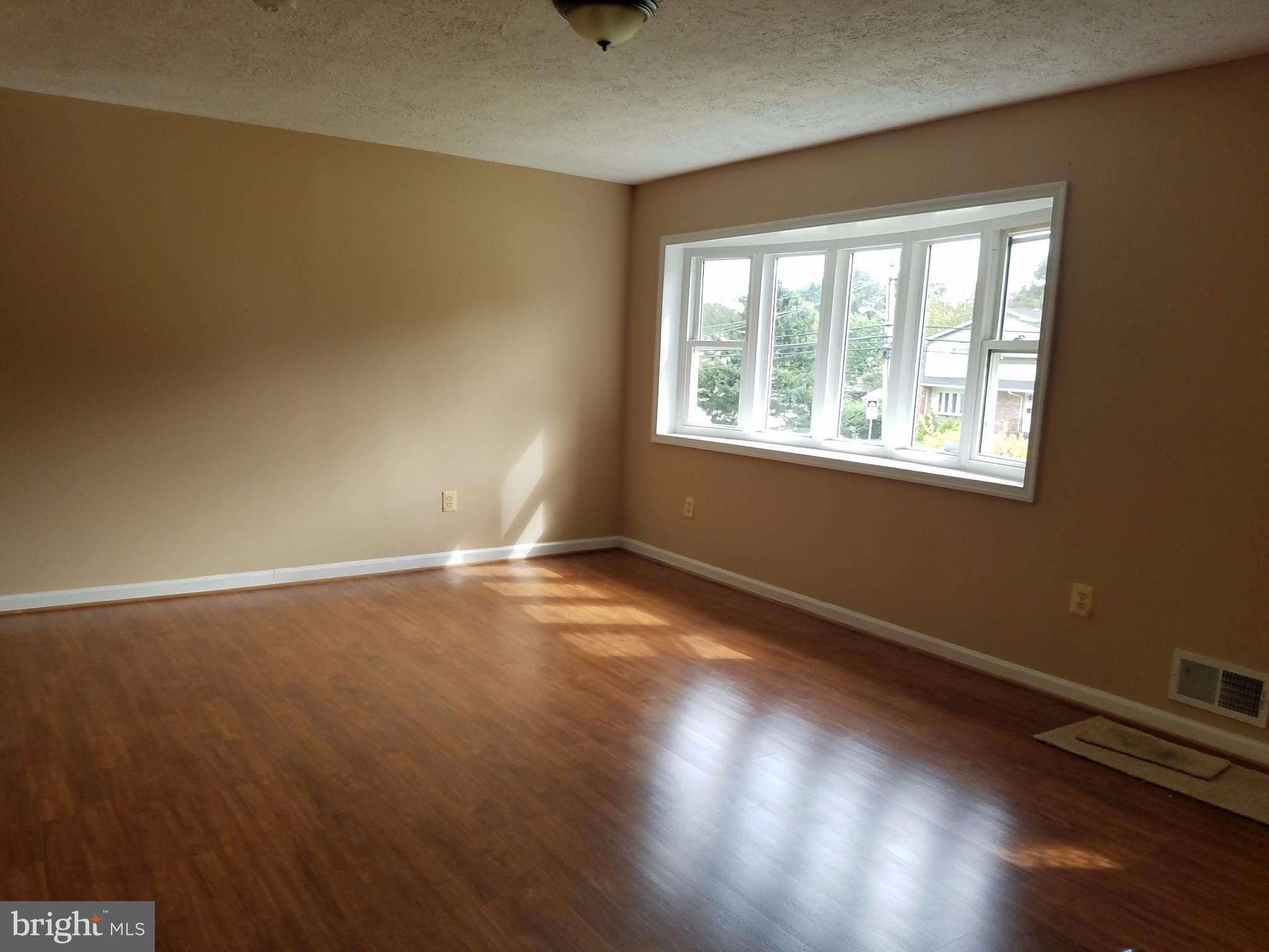 9110 Ardwick Ardmore Road Springdale, MD 20706 - Photo 5 of 17 Living Room