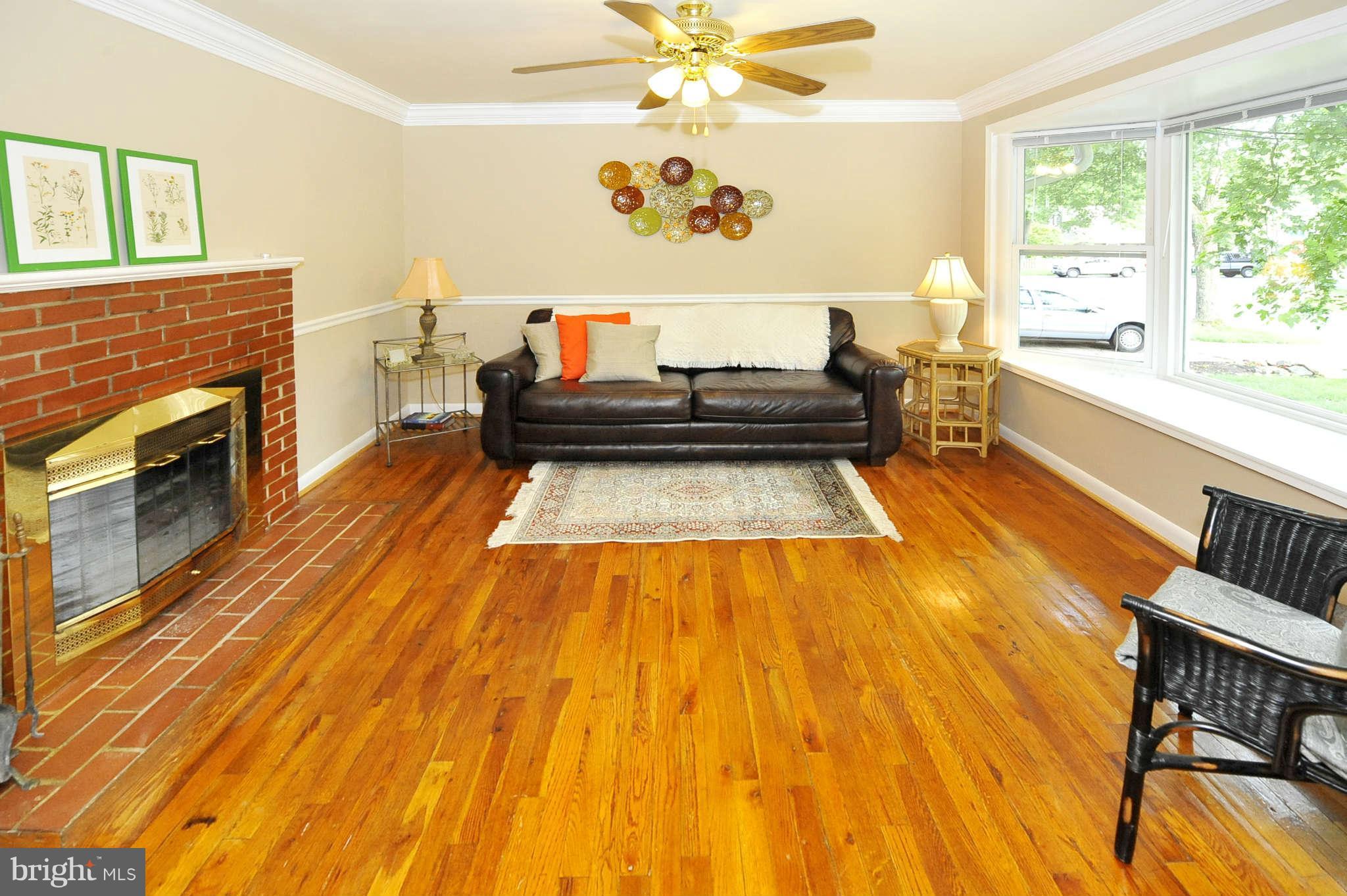 1010 Laredo Road Silver Spring, MD 20901 - Photo 4 of 30 Living Room