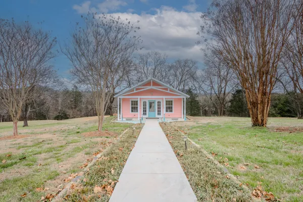 a view of a yard in front of the house