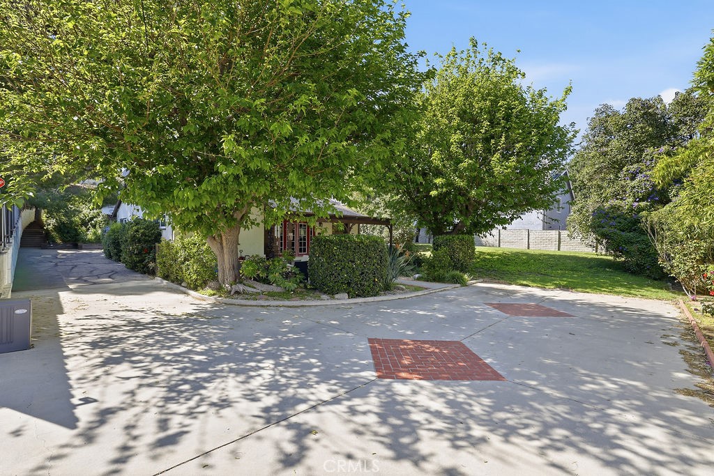 25102 Wheeler Road Newhall, CA 91321 - Photo 6 of 9 a backyard of a house with lots of green space