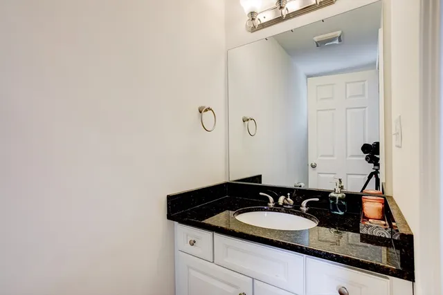 $4,400 | 3 Hawthorne Street, Unit 3, Woburn, MA 01801