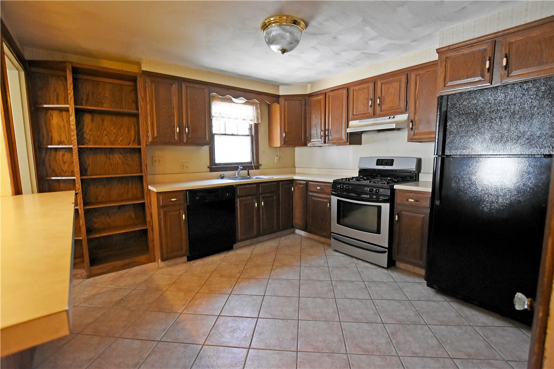 206 Holmes Road Warwick, RI 02888 - Photo 8 of 20 Gallery Image 8