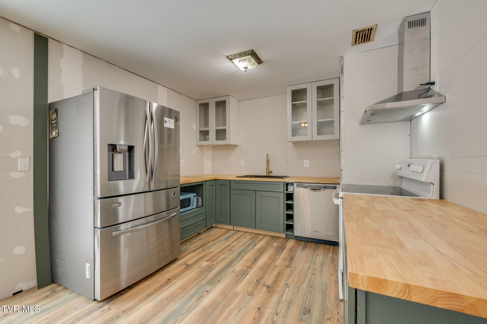 331 Sneed Hill Road Elizabethton, TN 37643 - Photo 11 of 35 011