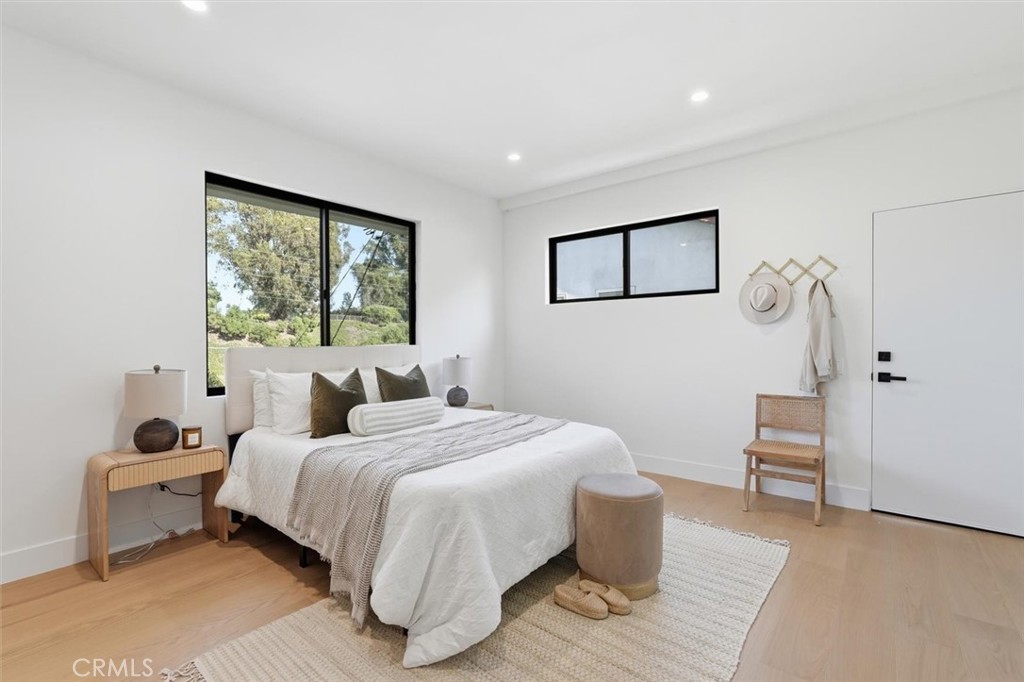 8140 Calabar Avenue Playa del Rey, CA 90293 - Photo 39 of 60 a bedroom with a bed and a couch