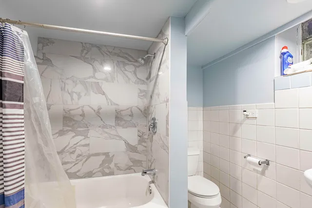 $2,000 | 3941 West Ainslie Street, Chicago, IL 60625