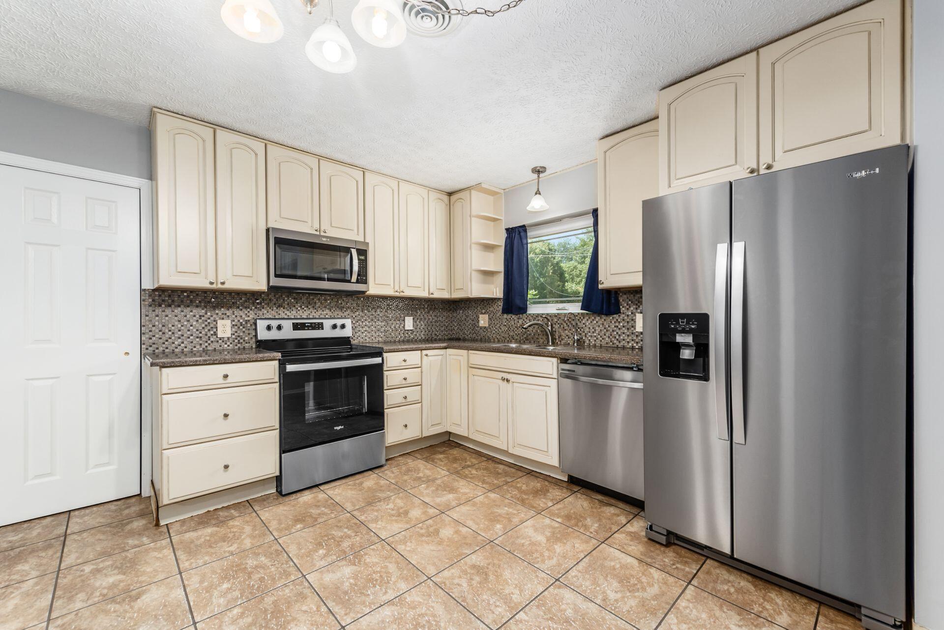 9782 Lynns Road Etna, OH 43062 - Photo 17 of 32 Eat in kitchen