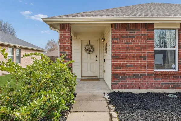 a view of a pathway of a house