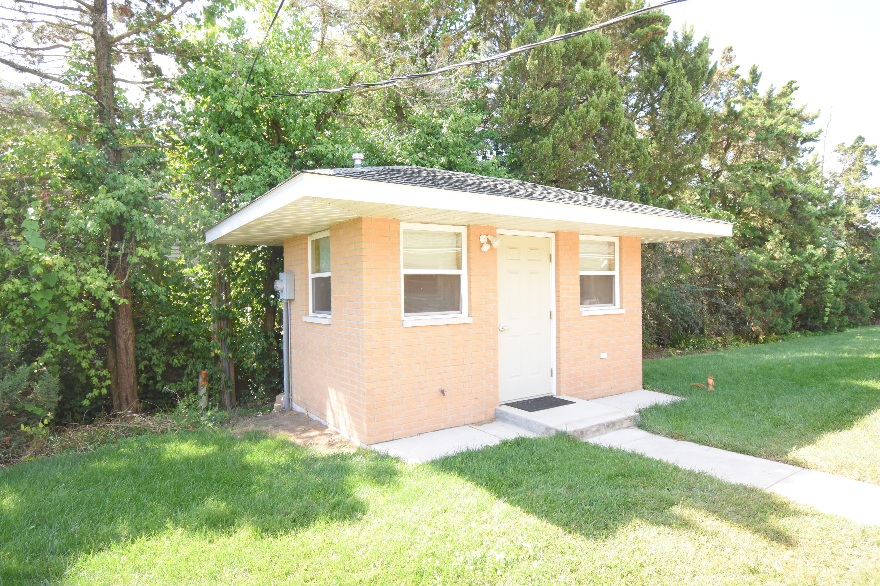 981 East Washington Street Rensselaer, IN 47978 - Photo 18 of 21 a front view of a house with a garden